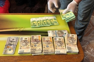 Zdjęcie przedstawia gotówkę w walucie PLN i Euro ułożoną na stole