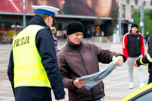 Zdjęcie policjanta ruchu drogowego z przechodniem
