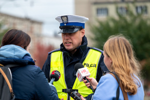 Zdjęcie policjanta udzielającego wywiadu