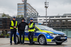 Zdjęcie policjantów przy radiowozie