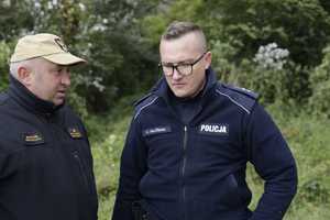 Zdjęcie ukazujące rozmowę strażaka z policjantem w trakcie ćwiczeń
