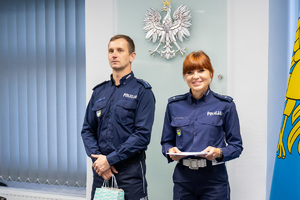 Zdjęcie policjanta i policjantki w trakcie uroczystości