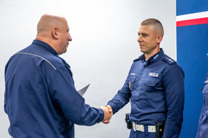Zdjęcie przedstawiające składanie gratulacji