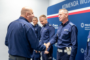 Zdjęcie policjantów przy wręczaniu nagród
