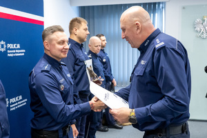 Zdjęcie ukazujące składanie gratulacji policjantom