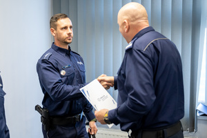 Zdjęcie ukazujące składanie gratulacji policjantom