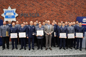 Zdjęcie grupowe wyróżnionych policjantów