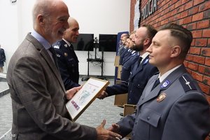 Zdjęcie ukazujące wręczanie nagrody