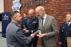 Zdjęcie ukazujące moment wręczania nagrody