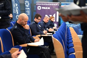 zdjęcie przedstawia policjantów rozwiązujących test