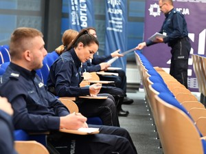 zdjęcie przedstawia policjantów rozwiązujących test