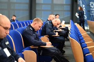 zdjęcie przedstawia policjantów rozwiązujących test