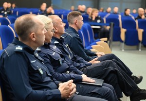 zdjęcie przedstawia policjantów siedzących na widowni