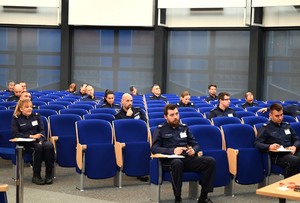 zdjęcie przedstawia policjantów rozwiązujących test
