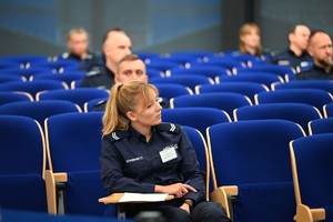 zdjęcie przedstawia policjantów rozwiązujących test