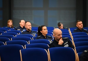 zdjęcie przedstawia policjantów rozwiązujących test