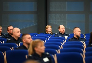 zdjęcie przedstawia policjantów rozwiązujących test