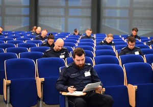 zdjęcie przedstawia policjantów rozwiązujących test