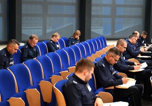 zdjęcie przedstawia policjantów rozwiązujących test