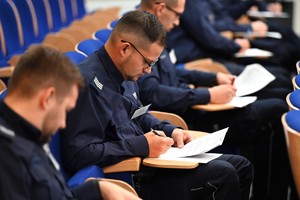 zdjęcie przedstawia policjantów rozwiązujących test
