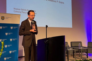 zdjęcie przedstawia mężczyznę w trakcie przemówienia