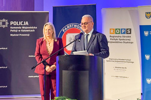 zdjęcie przedstawia dwie osoby na scenie