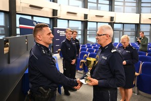 zdjęcie przedstawia komendanta, który wręcza