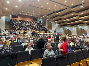 Uczestnicy spotkania zajmujący miejsca na widowni