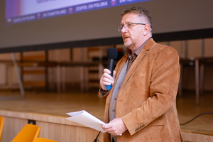 zdjęcie przedstawia mężczyznę w trakcie przemówienia