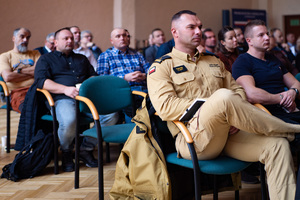 zdjęcie przedstawia osoby siedzące na widowni.