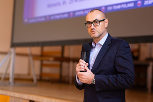 zdjęcie przedstawia mężczyznę w trakcie przemówienia