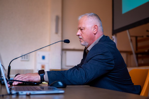 zdjęcie przedstawia mężczyznę w trakcie prezentacji.