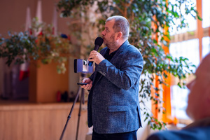 zdjęcie przedstawia mężczyznę w trakcie prezentacji.