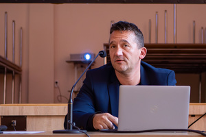 zdjęcie przedstawia mężczyznę w trakcie prezentacji.