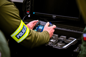 zdjęcie przedstawia zbliżenie na kontroler drona.