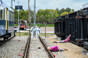 zdjęcie przedstawia manekiny imitujące ofiary katastrofy.