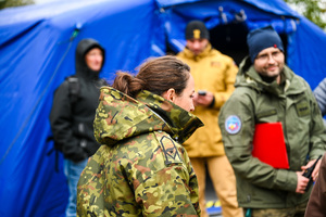 zdjęcie przedstawia przedstawicieli różnych służb.