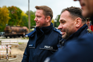 zdjęcie przedstawia policjantów obserwujących ćwiczenia.