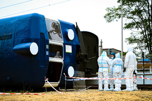 zdjęcie przedstawia osoby w trakcie rozmowy pod namiotem służb.