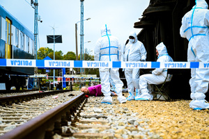 zdjęcie przedstawia osoby w trakcie rozmowy pod namiotem służb.