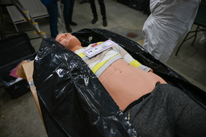 zdjęcie przedstawia manekina imitującego ofiarę katastrofy.