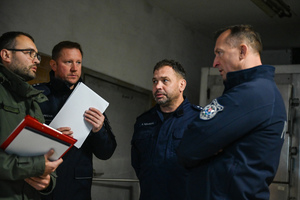 Zdjęcie przedstawia przedstawicieli służb konsultujących przebieg ćwiczeń.