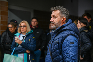 Zdjęcie przedstawia przedstawicieli służb konsultujących przebieg ćwiczeń.