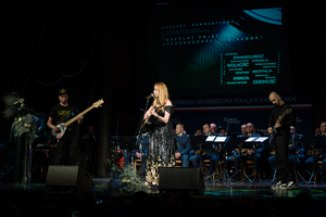 zdjęcie zespół muzyczny na scenie.