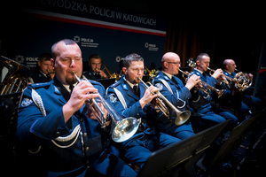 zdjęcie przedstawia muzyków policyjnej orkiestry.