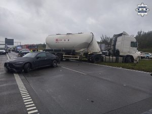 zdjęcie przedstawia miejsce wypadku drogowego