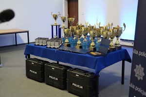 Zdjęcie stolika z pucharami