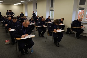 Zdjęcie policjantów w trakcie rozwiązywania testów