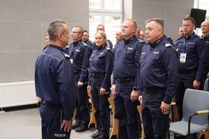 Zdjęcie przedstawiające funkcjonariuszy