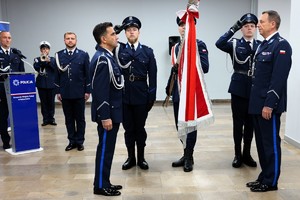 Zdjęcie policjantów przy sztandarze